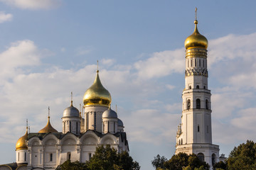 Fototapeta na wymiar 2019.09.07, Moscow, Russia. Kremlin architectural ensemble at sunny day. Golden domes of churches sparkle in the sun.