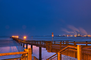 Pier an der vereisten Ostseeküste