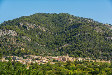 Fototapeta na wymiar Die Stadt Caimari auf Mallorca