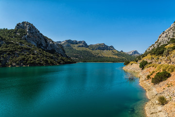 Fototapeta na wymiar Der Stausee Gorg Blau auf Mallorca