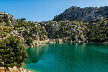 Fototapeta na wymiar Der Stausee Gorg Blau auf Mallorca