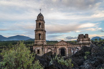 Fototapeta na wymiar Ruinas del templo de San Juan, cubierto por lava del volcan Paricutin