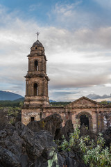 Fototapeta na wymiar Ruinas del templo de San Juan, cubierto por lava del volcan Paricutin