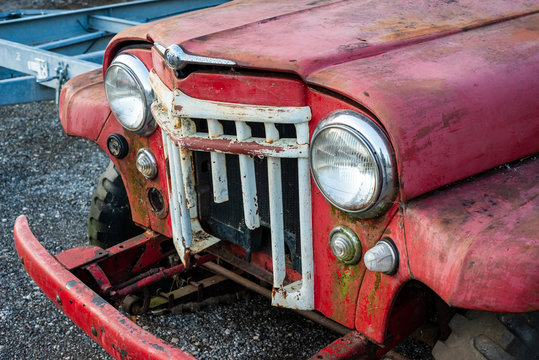 Die front mit den schönen Scheinwerfern eines alten Trucks. - Powered by Adobe