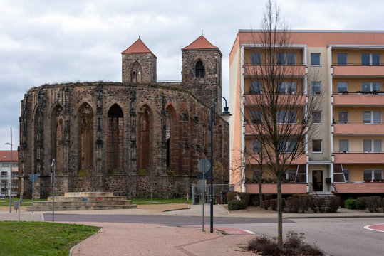 Blick auf die Ruine der Stadtkirche St. Nikolai in Zerbst. Sie wurden in den letzten Kriegstagen 1945 zerst&ouml;rt.