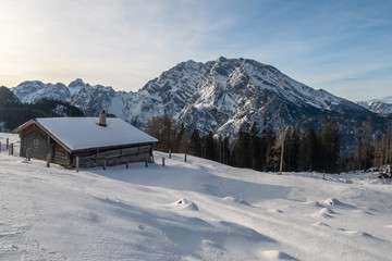 Blick von der Alm auf das Watzmann Massiv in den Alpen im Winter