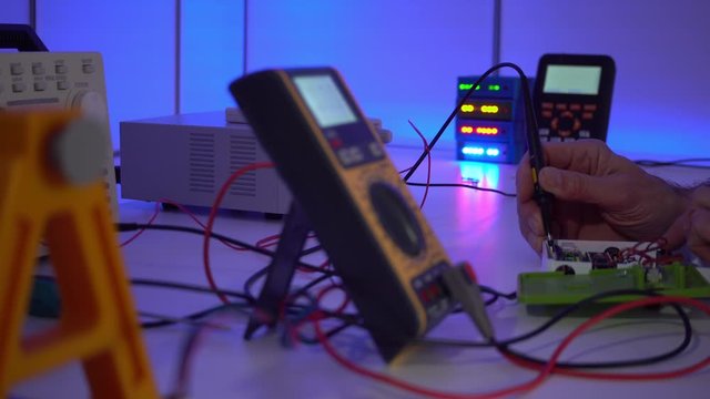 Development of a servo design in a robotics laboratory. Workbench with an oscilloscope, power supply and tester