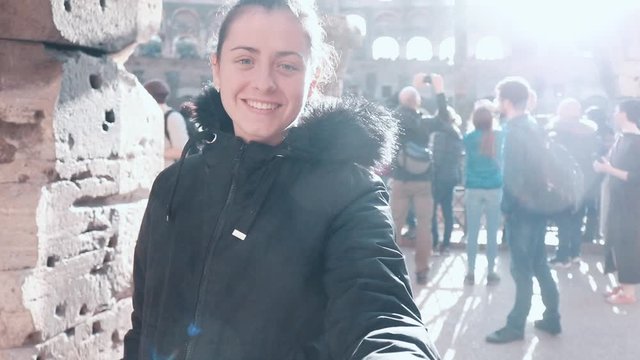 Mujer joven enamorada dando la mano sonriendo