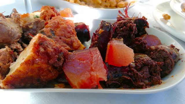 Carnes que acompa&ntilde;an a los garbanzos en el plato tradicional Cocido Leon&eacute;s