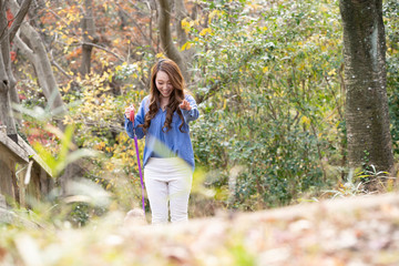 ペットと公園を散歩する女性