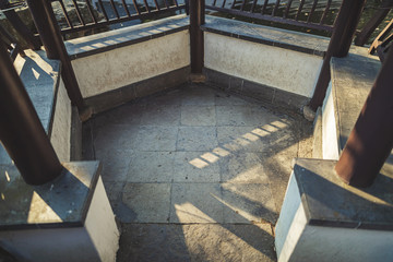 Pentagonförmiger Balkon im chinesischen Garten