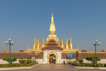 Fototapeta premium VIENTIANE. LAOS - FEBRUARY 2, 2019: Wat Phra That Luang, Vientiane, Laos.