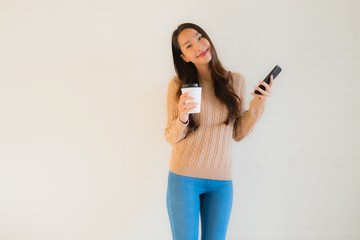 Naklejka premium Portrait beautiful young asian women smile happy use mobile smart phone