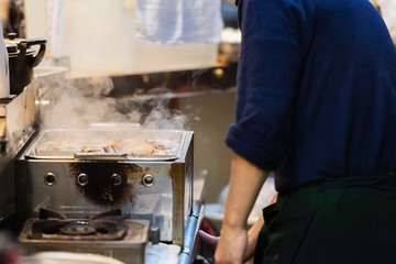 おでんを作る料理人