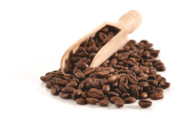 Hölzerne Küchenschaufel mit Kaffeebohnen vor weißen Hintergrund