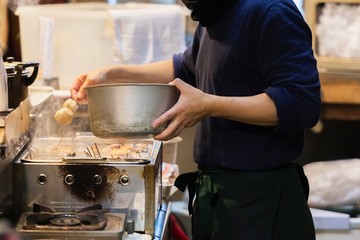 おでんを作る料理人