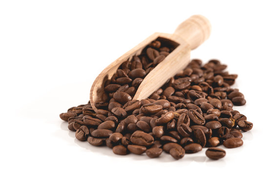 H&ouml;lzerne K&uuml;chenschaufel mit Kaffeebohnen vor wei&szlig;en Hintergrund