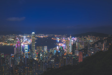 Obraz premium Hong Kong city skyline at night. View from Victoria peak