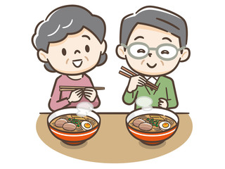ラーメンを食べるシニア夫婦