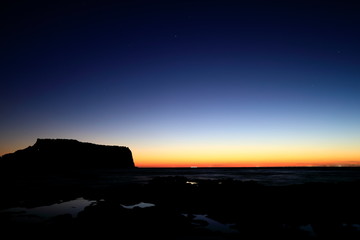 제주도 새벽의 아름다운 하늘과 섬