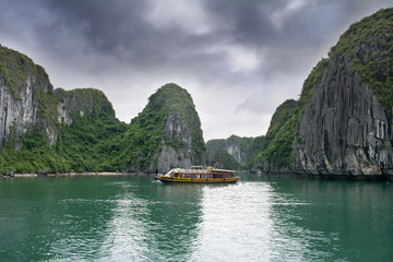 Fototapeta na wymiar Halong bay in Vietnam. Beautiful landscape.