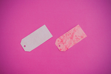 similar or alternative products, price tags side by side with similar shape and color