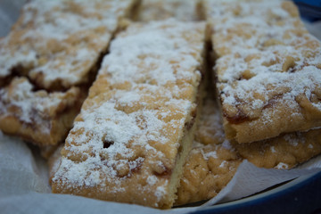 Crumble pie with raspberry jam