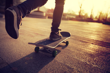Skateboarder skateboarding at sunrise city - obrazy, fototapety, plakaty