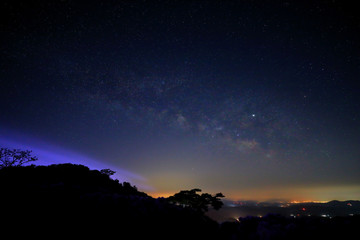Obraz na płótnie Canvas 은하수가 보이는 밤 하늘의 아름다운 풍경