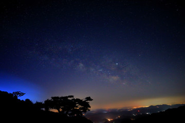 은하수가 보이는 밤 하늘의 아름다운 풍경