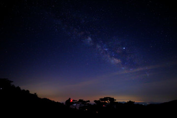 은하수가 보이는 밤 하늘의 아름다운 풍경