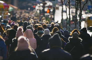 Obraz premium Crowd of people walking street