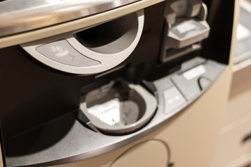 セルフレジ　硬貨投入口とつり銭口