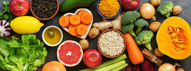 Grens lever detox dieet voedsel concept, fruit, groenten, noten, olijfolie, knoflook. Het lichaam reinigen, gezond eten. Bovenaanzicht, plat gelegd.