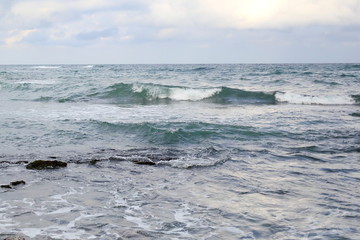 파도치는 바닷가의 아름다운 풍경