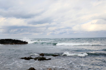 파도치는 바닷가의 아름다운 풍경