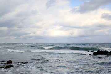 파도치는 바닷가의 아름다운 풍경