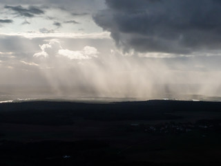 vue aérienne de nuages de pluie dans le Vexin en France