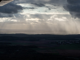 vue aérienne de nuages de pluie dans le Vexin en France