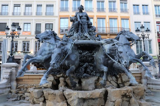 La fontaine Bartholdi place des Terreaux - Ville de Lyon - D&eacute;partement Rh&ocirc;ne - France - R&eacute;alis&eacute;e par le sculpteur Fr&eacute;d&eacute;ric Auguste Bartholdi et inaugur&eacute;e en 1892 sous le nom Char triomphal de la Garon