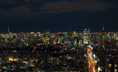 Fototapeta na wymiar 東京夜景　渋谷スカイから望む　東京タワーとスカイツリーを同時に望む　2019年12月