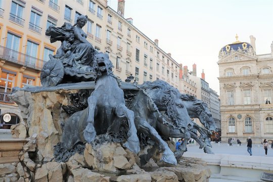 La fontaine Bartholdi place des Terreaux - Ville de Lyon - D&eacute;partement Rh&ocirc;ne - France - R&eacute;alis&eacute;e par le sculpteur Fr&eacute;d&eacute;ric Auguste Bartholdi et inaugur&eacute;e en 1892 sous le nom Char triomphal de la Garon