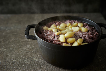 Steamed red rice and garlic