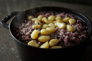 Steamed red rice and garlic