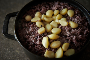 Steamed red rice and garlic