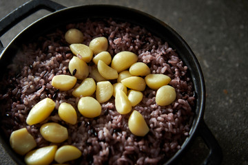 Steamed red rice and garlic