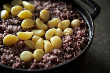 Steamed red rice and garlic