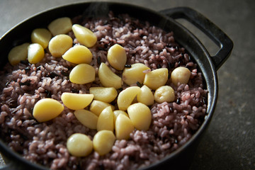 Steamed red rice and garlic