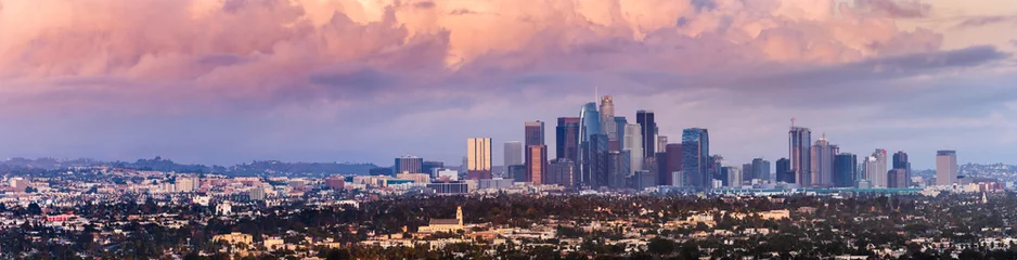 Foto auf Acrylglas Panoramablick auf die Skyline der Innenstadt von Los Angeles bei Sonnenuntergang, bunte Gewitterwolken, die den Himmel bedecken  Kalifornien © Sundry Photography