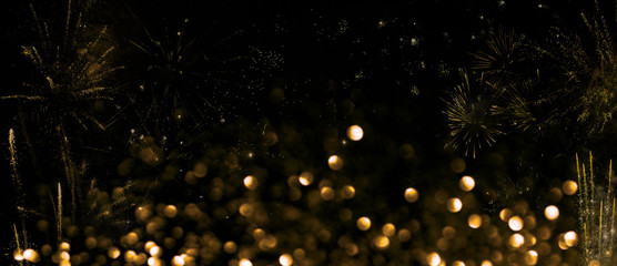Goldenes Feuerwerk mit Lichtermeer im Vordergrund